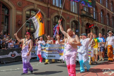 Leeds West Yorkshire UK - 5 Ağustos 2018: Leeds Gay Pride 2018 'de Leeds LGBT Pride ile birlikte gey haklarını desteklemek için düzenlenen geçit törenine katılan insanlar iş dünyası ve hatta ünlülerdi..