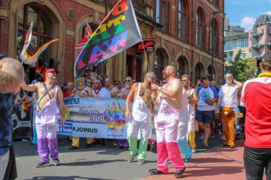 Leeds West Yorkshire UK - 5 Ağustos 2018: Leeds Gay Pride 2018 'de Leeds LGBT Pride ile birlikte gey haklarını desteklemek için düzenlenen geçit törenine katılan insanlar iş dünyası ve hatta ünlülerdi..