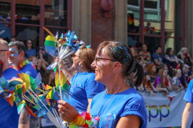 Leeds West Yorkshire UK - 5 Ağustos 2018: Leeds Gay Pride 2018 'de Leeds LGBT Pride ile birlikte gey haklarını desteklemek için düzenlenen geçit törenine katılan insanlar iş dünyası ve hatta ünlülerdi..
