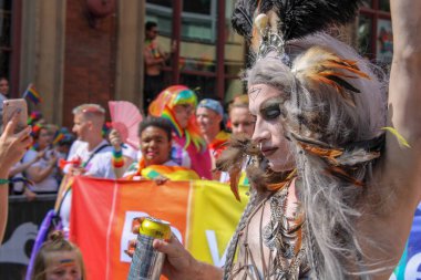 Leeds West Yorkshire UK - 5 Ağustos 2018: Leeds Gay Pride 2018 'de Leeds LGBT Pride ile birlikte gey haklarını desteklemek için düzenlenen geçit törenine katılan insanlar iş dünyası ve hatta ünlülerdi..