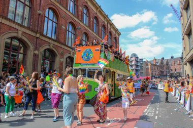 Leeds West Yorkshire UK - 5 Ağustos 2018: Leeds Gay Pride 2018 'de Leeds LGBT Pride ile birlikte gey haklarını desteklemek için düzenlenen geçit törenine katılan insanlar iş dünyası ve hatta ünlülerdi..