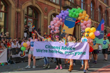 Leeds West Yorkshire UK - 5 Ağustos 2018: Leeds Gay Pride 2018 'de Leeds LGBT Pride ile birlikte gey haklarını desteklemek için düzenlenen geçit törenine katılan insanlar iş dünyası ve hatta ünlülerdi..