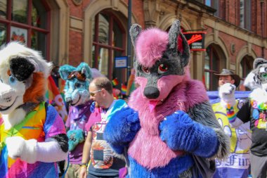 Leeds West Yorkshire UK - 5 Ağustos 2018: Leeds Gay Pride 2018 'de Leeds LGBT Pride ile birlikte gey haklarını desteklemek için düzenlenen geçit törenine katılan insanlar iş dünyası ve hatta ünlülerdi..