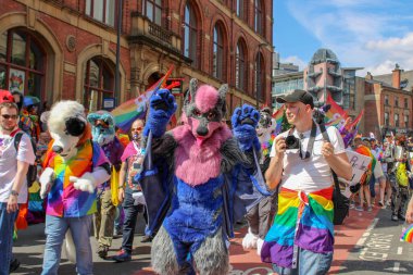 Leeds West Yorkshire UK - 5 Ağustos 2018: Leeds Gay Pride 2018 'de Leeds LGBT Pride ile birlikte gey haklarını desteklemek için düzenlenen geçit törenine katılan insanlar iş dünyası ve hatta ünlülerdi..