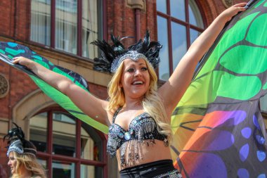 Leeds West Yorkshire UK - 5 Ağustos 2018: Leeds Gay Pride 2018 'de Leeds LGBT Pride ile birlikte gey haklarını desteklemek için düzenlenen geçit törenine katılan insanlar iş dünyası ve hatta ünlülerdi..