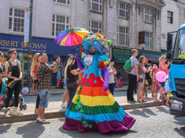 Leeds West Yorkshire UK - 5 Ağustos 2018: Leeds Gay Pride 2018 'de Leeds LGBT Pride ile birlikte gey haklarını desteklemek için düzenlenen geçit törenine katılan insanlar iş dünyası ve hatta ünlülerdi..