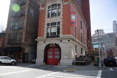 NEW YORK CITY, ABD - 7 Ağustos 2019: FDNY The Hook & Ladder 8 İtfaiyesi. İtfaiye Hayalet Avcıları filminde ünlü oldu. Tribeca 'da, Manhattan' ın aşağısında..