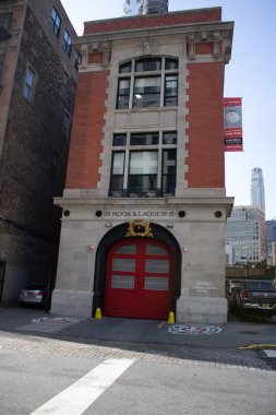 NEW YORK CITY, ABD - 7 Ağustos 2019: FDNY The Hook & Ladder 8 İtfaiyesi. İtfaiye Hayalet Avcıları filminde ünlü oldu. Tribeca 'da, Manhattan' ın aşağısında..