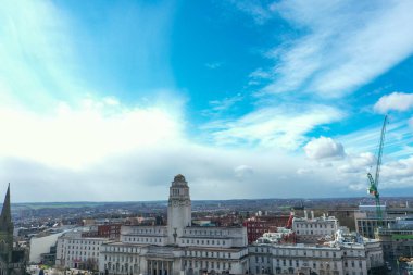 Batı Yorkshire İngiltere 'de Headingley olarak bilinen Leeds bölgesine bakan hava fotoğrafı güneşli bir günde insansız hava aracıyla alınan tipik bir İngiliz hortum arazisi ve yollarını gösteriyor.