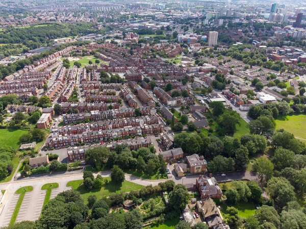 英国西部のヘディングレイとして知られているリーズの地域を見下ろす空中写真 晴れた日にドローンで撮影されたフィールドや道路を持つ典型的な英国の狩猟用不動産を示しています — ストック写真