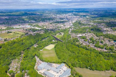 Huddersfield kasabasının havadan çekilmiş fotoğrafı İngiltere 'nin Batı Yorkshire kentindeki Kirklees ilçesinde yaz mevsiminin güneşli bir yaz gününde ana kasaba merkezini gösteriyor.