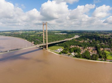 Humber Köprüsü 'nün geniş bir resmi, Kingston yakınlarındaki Hull' da, Yorkshire, İngiltere 'nin Doğu Binicisi, tek açıklıklı yol asma köprüsü, güneşli bir günde gökyüzünde birkaç beyaz bulutla çekildi..