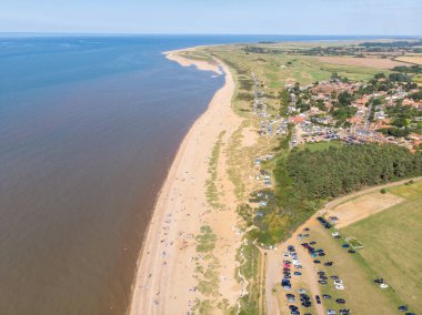 Norfolk 'taki İngiliz sahil kasabası Hunstanton' ın hava fotoğrafı. Güneşli bir günde kumsalı gezdiriyorum.