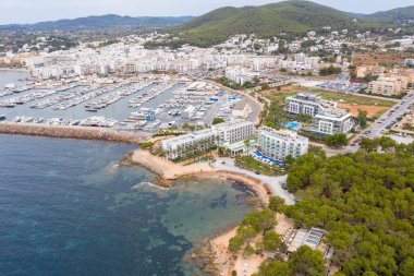 Ibiza, İspanya 'nın Balear adalarındaki güzel adasının havadan çekilmiş fotoğrafı güneşli bir yaz gününde Santa Eularia des Riu' daki Akdeniz kıyısındaki plaj ve liman alanını gösteriyor.