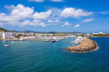 Ibiza, İspanya 'nın Balear adalarındaki güzel adasının havadan çekilmiş fotoğrafı güneşli bir yaz gününde Santa Eularia des Riu' daki Akdeniz kıyısındaki plaj ve liman alanını gösteriyor.