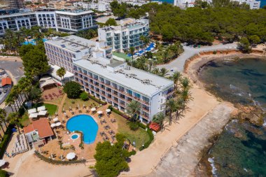 İspanya 'daki güzel İbiza adasının hava aracı fotoğrafı yukarıdan bir otel ve yüzme havuzu gösteriyor.