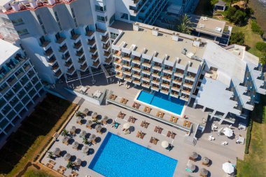 İspanya 'daki güzel İbiza adasının hava aracı fotoğrafı yukarıdan bir otel ve yüzme havuzu gösteriyor.