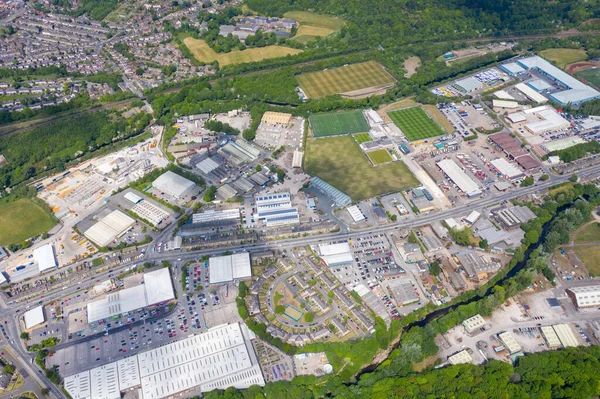 Huddersfield kasabasının havadan çekilmiş fotoğrafı İngiltere 'nin Batı Yorkshire kentindeki Kirklees ilçesinde yaz mevsiminin güneşli bir yaz gününde ana kasaba merkezini gösteriyor.
