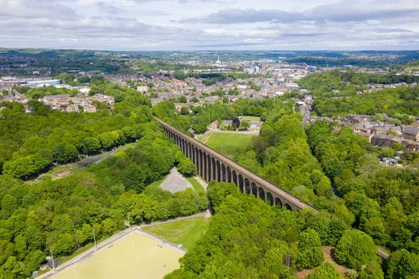 Batı Yorkshire 'daki Kirklees' in Huddersfield ilçesinde bulunan Lockwood Viyadükünün hava manzaralı fotoğrafı ormandaki ağaçlar boyunca uzanan tarihi demiryolu viyakanalını gösteriyor.