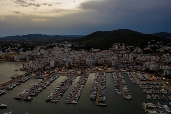 Zdjęcie Lotnicze Pięknego Miasta Ibiza Hiszpanii Przedstawiające Miasto Zachodzie Słońca — Zdjęcie stockowe
