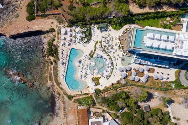 スペインの美しいイビザ島の空中ドローン写真上からホテルとスイミングプールを示しています — ストック写真