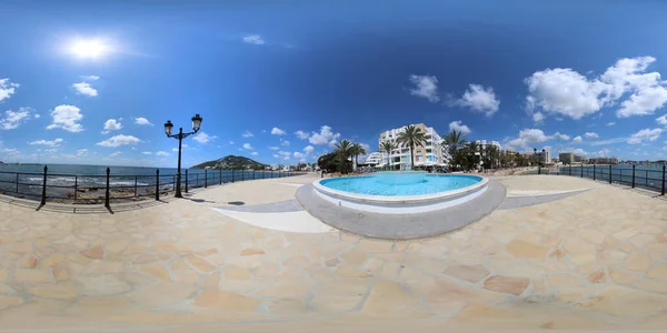 360度のパノラマ写真スペインのイビザの美しいビーチフロント明るい晴れた夏の日にスペインのビーチフロントを示しています — ストック写真