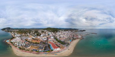 İbiza 'nın İspanya' daki güzel sahili ve okyanusta tekneleri olan limanı gösteren İbiza 'nın hava aracı 360 derece panoramik küresi.