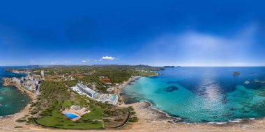 İbiza 'nın İspanya' daki güzel sahili ve yukarıdaki otelleri gösteren hava aracı 360 derece panoramik küre fotoğrafı.