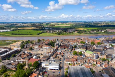 İngiltere 'nin Norfolk kentindeki bir liman ve pazar kasabası olan King' s Lynn 'in hava fotoğrafı güneşli bir yaz gününde Great Ouse nehrinin kıyısındaki ana kasaba merkezini gösteriyor.