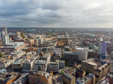İngiltere 'deki Leeds' in merkezinde çekilen hava fotoğrafı, tipik bir İngiliz şehir merkezinin yanı sıra oteller, iş yerleri ve alışveriş merkezlerinin parlak güneşli bir günde çekildiğini gösteriyor.
