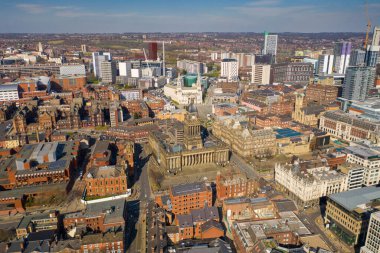 Leeds 'in batı Yorkshire' daki şehir merkezinin hava fotoğrafı Leeds Belediye Binası 'nı gösteren güneşli bir günde çekildi.