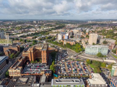 İngiltere 'deki Leeds' in merkezinde çekilen hava fotoğrafı, tipik bir İngiliz şehir merkezinin yanı sıra oteller, iş yerleri ve alışveriş merkezlerinin parlak güneşli bir günde çekildiğini gösteriyor.