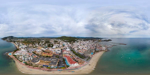 İbiza 'nın İspanya' daki güzel sahili ve okyanusta tekneleri olan limanı gösteren İbiza 'nın hava aracı 360 derece panoramik küresi.