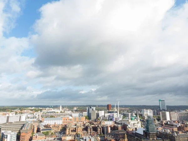 英国のリーズの中心部で撮影された空中写真は 明るい晴れた日に撮影されたホテル ビジネス ショッピングセンターと一緒に典型的な英国の町の中心部を示しています曇りの日 — ストック写真