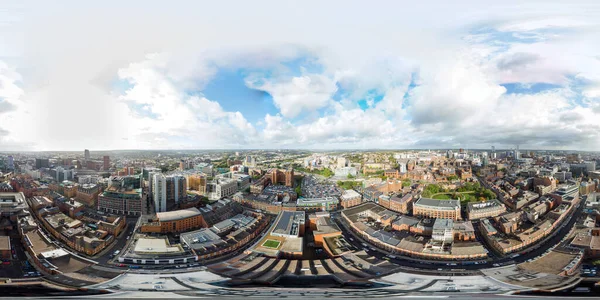 Batı Yorkshire İngiltere 'deki Leeds Şehir Merkezi' nde 360 derecelik hava manzaralı bir fotoğraf çekildi.