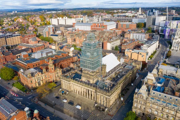 イギリスのリーズ タウン センターの空中写真はリーズ タウン ホールを示しており 塔の上で建設工事が行われている — ストック写真