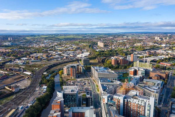 Luftaufnahme Des Stadtzentrums Von Leeds Großbritannien Mit Bahngleisen Entlang Der — Stockfoto