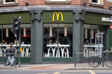 Leeds UK, 18 Temmuz 2019: Leeds Şehir Merkezi 'ndeki McDonalds restoranında yemek yiyen insanlar