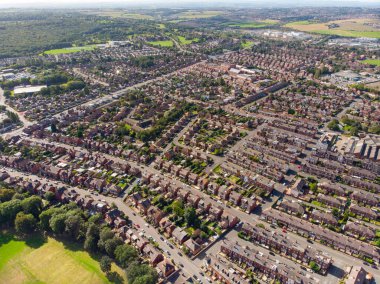 Leeds West Yorkshire İngiltere 'de Beeston olarak bilinen şehrin hava fotoğrafı, tipik bir İngiliz konut bölgesinde parlak güneşli bir hava aracıyla çekilmiş bir dizi evi gösteriyor..