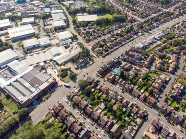 Leeds West Yorkshire İngiltere 'de Beeston olarak bilinen şehrin hava fotoğrafı, tipik bir İngiliz konut bölgesinde parlak güneşli bir hava aracıyla çekilmiş bir dizi evi gösteriyor..