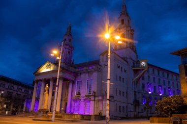 Leeds UK, 2 Haziran 2020: Leeds Şehir Merkezi 'nin akşam saatlerinde Millennium Meydanı' ndaki Leeds Şehir Merkezi 'nde bulunan George Floyd' un anısına gece çekilmiş fotoğrafı morla aydınlandı.