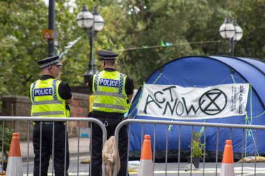 Leeds UK, 18 Temmuz 2019: Victoria Köprüsü 'ndeki Leeds Şehir Merkezi' nde düzenlenen Soykırım İsyanı Protestosu Batı Yorkshire Polisi 'nin protestolara baktığını gösteriyor.