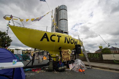 Leeds UK, 18 Temmuz 2019: Victoria Köprüsü 'ndeki Leeds Şehir Merkezi' nde düzenlenen Soykırım İsyanı Protestosu protestosu.