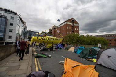 Leeds UK, 18 Temmuz 2019: Victoria Köprüsü 'ndeki Leeds Şehir Merkezi' nde düzenlenen Soykırım İsyanı Protestosu protestosu.
