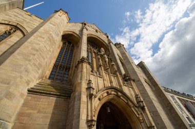 Batı Yorkshire 'daki Leeds kasabasındaki eski bir kilise güneşli bir günde gökyüzüne bakıyor..