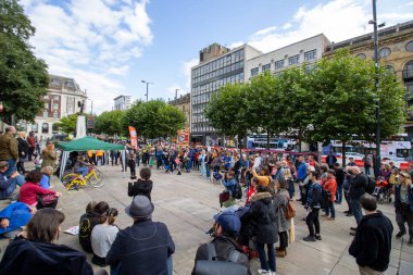 Leeds UK, 7 Eylül 2019: Parlak güneşli bir günde Yeşiller, Liberal Demokratlar ve İşçi Partisi 'nden Leeds Şehir Merkezi' nde protesto.