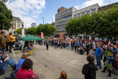 Leeds UK, 7 Eylül 2019: Parlak güneşli bir günde Yeşiller, Liberal Demokratlar ve İşçi Partisi 'nden Leeds Şehir Merkezi' nde protesto.