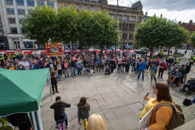 Leeds UK, 7 Eylül 2019: Parlak güneşli bir günde Yeşiller, Liberal Demokratlar ve İşçi Partisi 'nden Leeds Şehir Merkezi' nde protesto.