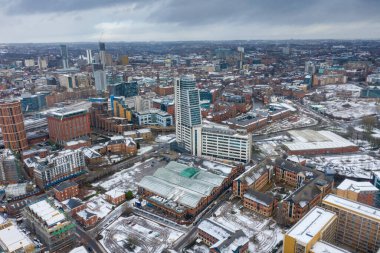 Batı Yorkshire 'daki Leeds şehir merkezinin havadan çekilmiş fotoğrafı. Bridgewater Place apartmanının yanında kar ve kış saatlerinde Leeds Tren İstasyonu' nun yanında.