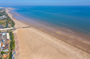 Skegness kasabasındaki güzel plajın havadan çekilmiş fotoğrafı güzel güneşli yazlarda kumlu kumsalı ve açık mavi okyanusu gösteriyor.